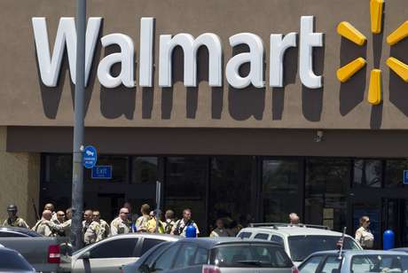 Após matar dois policiais, o casal atirou em uma mulher que estava em frente à entrada de um supermercado Wal-Mart, em Las Vegas <p>Após matar dois policiais, o casal atirou em uma mulher que estava em frente à entrada de um supermercado Wal-Mart, em Las Vegas</p>