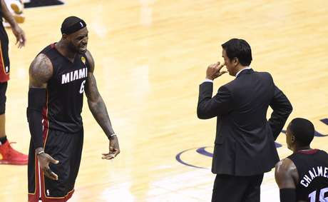 LeBron James foi o destaque neste domingo na vitória da equipe da Flórida LeBron James foi o destaque neste domingo na vitória da equipe da Flórida