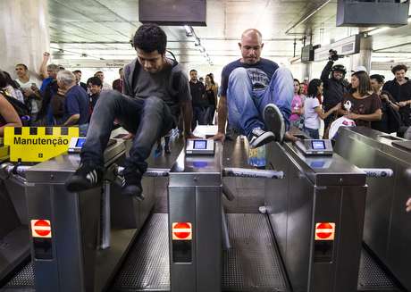 Metroviários estão em greve desde a última quinta-feira <p>Metroviários estão em greve desde a última quinta-feira</p>