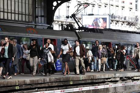 Passageiros caminham em uma plataforma na estação St Lazare, em Paris, nesta quarta-feira, 11 de junho, em meio a uma greve dos ferroviários franceses que protestam contra planos de abrir ferrovias para empresas concorrentes <p>Passageiros caminham em uma plataforma na estação St Lazare, em Paris, nesta quarta-feira, 11 de junho, em meio a uma greve dos ferroviários franceses que protestam contra planos de abrir ferrovias para empresas concorrentes</p>