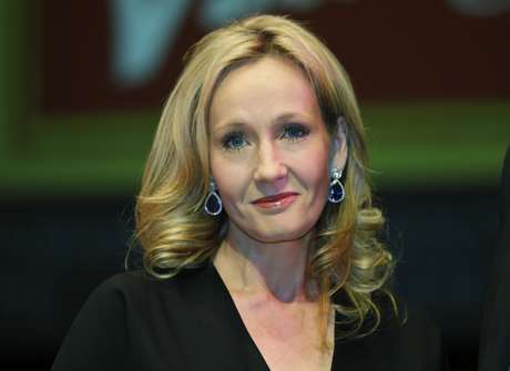 Autora de Harry Potter ficou comovida com citação durante funeral <p>Autora de <em>Harry Potter</em> ficou comovida com citação durante funeral</p>