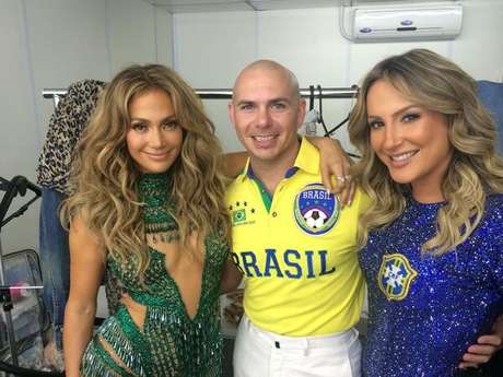 Pitbull cercado por Claudia Leitte e Jennifer Lopez: o trio responsável pela música da Copa do Mundo <p>Pitbull cercado por Claudia Leitte e Jennifer Lopez: o trio responsável pela música da Copa do Mundo</p>