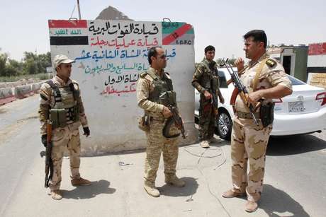 Membros das forças de segurança curdas fazem patrulha durante uma mobilização intensa nos arredores de Kirkuk, no Iraque, em 11 de junho <p>Membros das forças de segurança curdas fazem patrulha durante uma mobilização intensa nos arredores de Kirkuk, no Iraque, em 11 de junho</p>