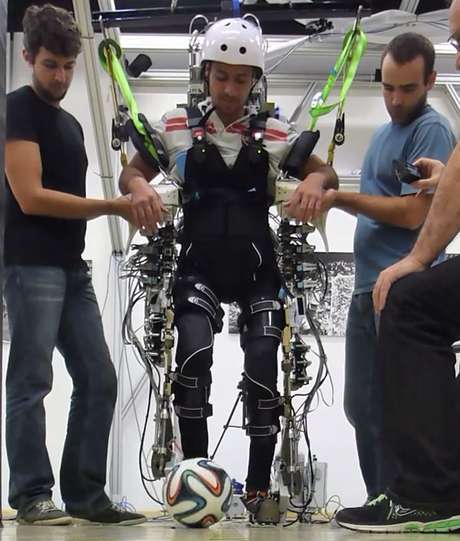 Para o atleta paralímpico Juliano Alves Pinto, que testou o exoesqueleto, o projeto liderado pelo neurocientista brasileiro Miguel Nicolelis é uma esperança para pessoas como ele que sonham retomar os movimentos das pernas <p>Para o atleta paralímpico Juliano Alves Pinto, que testou o exoesqueleto, o projeto liderado pelo neurocientista brasileiro Miguel Nicolelis é uma esperança para pessoas como ele que sonham retomar os movimentos das pernas</p>