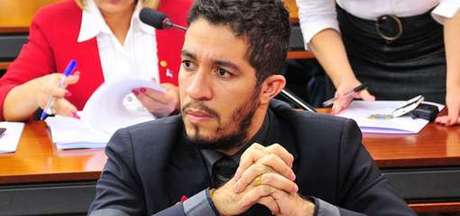 Homossexual e ativista dos direitos LGBT, o deputado do Psol, Jean Wyllys, abandonou a comissão quando o pastor foi eleito presidente em 2013 <p>Homossexual e ativista dos direitos LGBT, o deputado do Psol, Jean Wyllys, abandonou a comissão quando o pastor foi eleito presidente em 2013</p><p> </p>