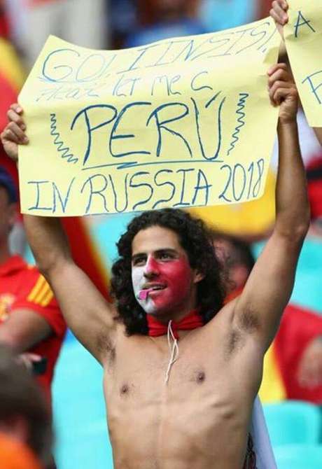Internet/Difusión. <p>El peruano mostró esta pancarta durante el España-Holanda.</p>