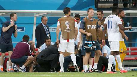 Fisioterapeuta da Inglaterra se lesiona ao comemorar o gol e é atendido no gramado <p>Fisioterapeuta da Inglaterra se lesiona ao comemorar o gol e é atendido no gramado</p>