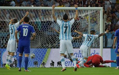 Na primeira jogada de ataque argentina, Messi cruza, Rojo desvia de cabeça, a bola bate no bósnio Kolasinac e entra Na primeira jogada de ataque argentina, Messi cruza, Rojo desvia de cabeça, a bola bate no bósnio Kolasinac e entra