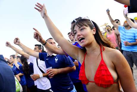 Na tarde deste domingo, torcedores lotaram a praia de Copacabana, no Rio de Janeiro, para acompanhar a disputa entre França e Honduras <p>Na tarde deste domingo, torcedores lotaram a praia de Copacabana, no Rio de Janeiro, para acompanhar a disputa entre França e Honduras</p>