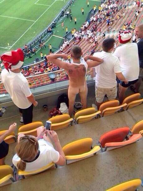 Torcedor aparece nu em estádio em foto compartilhada no Twitter Torcedor aparece nu em estádio em foto compartilhada no Twitter