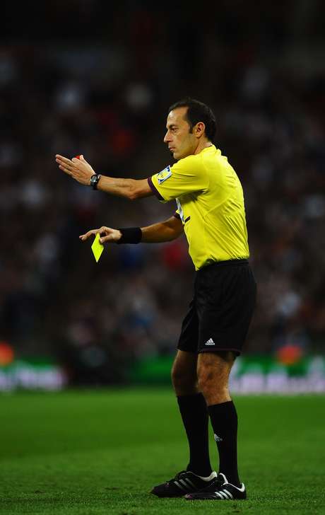Arbitragem do turco Cunneyt Cakir promete ficar visada após os lances polêmicos nas partidas de México e Brasil na estreia <p>Arbitragem do turco Cunneyt Cakir promete ficar visada após os lances polêmicos nas partidas de México e Brasil na estreia</p>