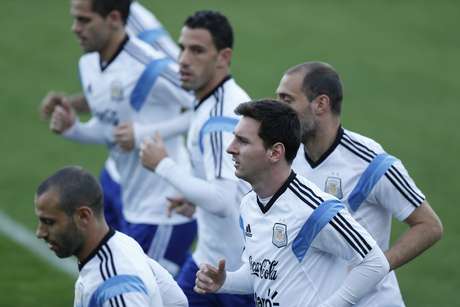 Messi entre amigos na segunda-feira: só sorrisos depois de marcar novamente em Copas do Mundo <p>Messi entre amigos na segunda-feira: só sorrisos depois de marcar novamente em Copas do Mundo </p>