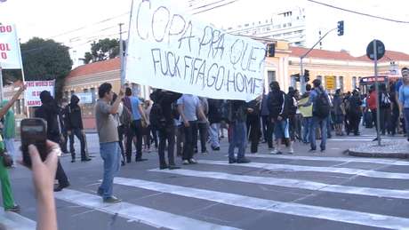 Cerca de 100 manifestantes reuniram-se nesta segunda-feira no centro de Curitiba, na Boca Maldita, para protestar contra a Copa do Mundo <p>Cerca de 100 manifestantes reuniram-se nesta segunda-feira no centro de Curitiba, na Boca Maldita, para protestar contra a Copa do Mundo</p>