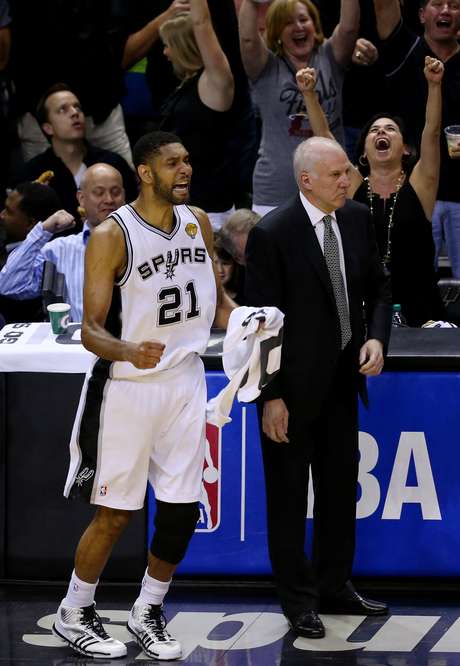Tim Duncan e técnico Greg Popovich conquistaram quinto título da história da franquia juntos Tim Duncan e técnico Greg Popovich conquistaram quinto título da história da franquia juntos