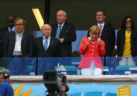 Jogo entre Alemanha e Portugal, que contou com a presença de Angela Merkel e outras autoridades, registrou bandeira neonazista na Fonte Nova <p>Jogo entre Alemanha e Portugal, que contou com a presença de Angela Merkel e outras autoridades, registrou bandeira neonazista na Fonte Nova</p>