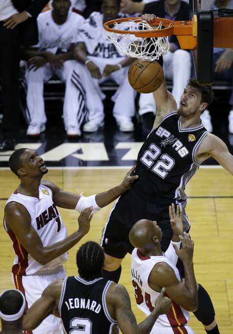 Tiago Splitter é o primeiro brasileiro campeão da NBA Tiago Splitter é o primeiro brasileiro campeão da NBA
