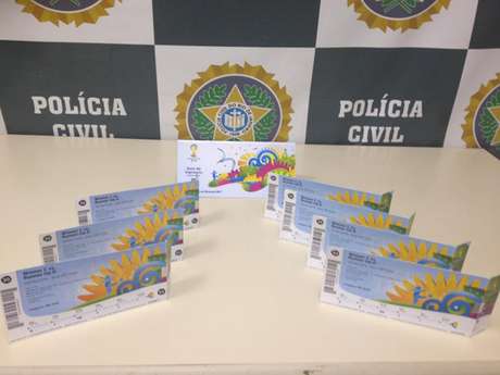 Sete ingressos para as oitavas de final foram apreendidos com casal no centro do Rio de Janeiro Sete ingressos para as oitavas de final foram apreendidos com casal no centro do Rio de Janeiro