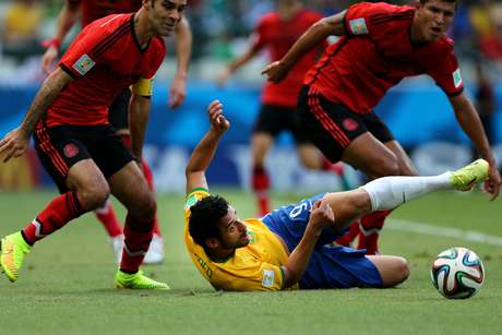 Fred cai em campo em disputa com mexicanos na segunda partida da Seleção na Copa do Mundo Fred cai em campo em disputa com mexicanos na segunda partida da Seleção na Copa do Mundo
