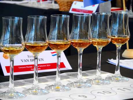 Cachaças são avaliadas durante o Concurso Mundial de Bruxelas Spirits Selection, que deu a medalha de ouro para a Cachaça da Quinta Amburana Cachaças são avaliadas durante o Concurso Mundial de Bruxelas Spirits Selection, que deu a medalha de ouro para a Cachaça da Quinta Amburana