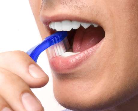 O segredo de uma boa escovação começa na escolha da escova de dente. As escovas com cerdas macias são as mais indicadas, pois conseguem alcançar os lugares mais difíceis e apertados O segredo de uma boa escovação começa na escolha da escova de dente. As escovas com cerdas macias são as mais indicadas, pois conseguem alcançar os lugares mais difíceis e apertados