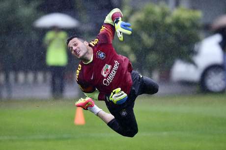 Goleiro Júlio César fez questão de minimizar o "choque térmico" e ressaltou que a comissão técnica tem tomado os cuidados necessários <p>Goleiro Júlio César fez questão de minimizar o "choque térmico" e ressaltou que a comissão técnica tem tomado os cuidados necessários</p>