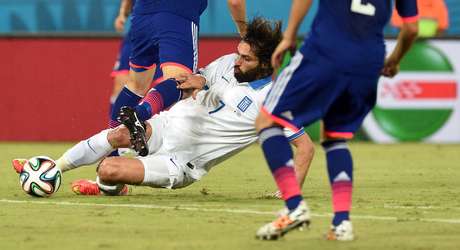 Samaras dá carrinho e rouba a bola de Yoshida Samaras dá carrinho e rouba a bola de Yoshida