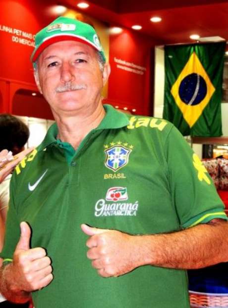 Vladimir Palomo (foto) foi confundido com técnico da Seleção Brasileira em voo, e aproveitou para brincar com jornalista Mario Sergio Conti Vladimir Palomo (foto) foi confundido com técnico da Seleção Brasileira em voo, e aproveitou para brincar com jornalista Mario Sergio Conti