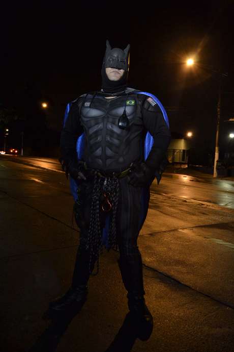 'Batman' estava em uma padaria quando teve o celular roubado 'Batman' estava em uma padaria quando teve o celular roubado