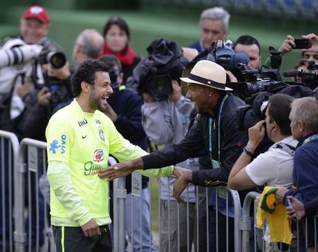 John Carew apareceu no treino do Brasil para dar apoio ao ex-companheiro de time Fred <p>John Carew apareceu no treino do Brasil para dar apoio ao ex-companheiro de time Fred</p>