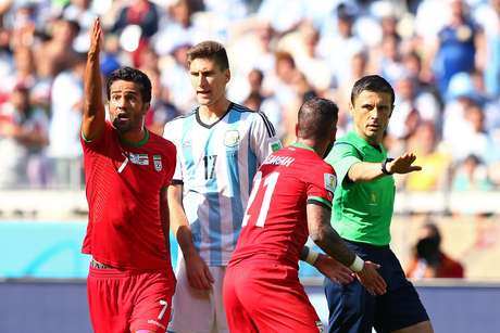 Dejagah foi derrubado por Zabaleta, mas arbitragem ignorou a penalidade e ajudou a seleção argentina Dejagah foi derrubado por Zabaleta, mas arbitragem ignorou a penalidade e ajudou a seleção argentina