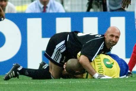 Ronaldo tem atuação apagada na decisão contra a França em 1998 <p>Ronaldo tem atuação apagada na decisão contra a França em 1998</p>
