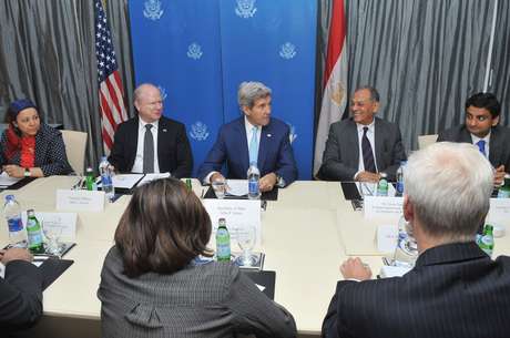 John Kerry visita o Egito para discutir formas de apoio durante período de transição política John Kerry visita o Egito para discutir formas de apoio durante período de transição política