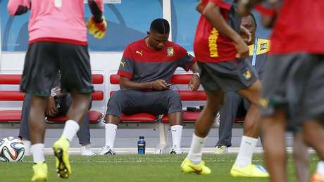 Principal estrela da seleção camaronesa, Samuel Eto'o acompanhou o treino dos companheiros no banco de reservas do estádio <p>Principal estrela da seleção camaronesa, Samuel Eto'o acompanhou o treino dos companheiros no banco de reservas do estádio</p>