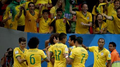 Companheiros de Seleção comemoram com Fred <p>Companheiros de Seleção comemoram com Fred</p>