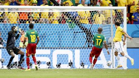 David Luiz recebe pelo lado esquerdo da área, cruza fechado e Fred manda pra rede pra marcar de cabeça o terceiro brasileiro contra Camarões David Luiz recebe pelo lado esquerdo da área, cruza fechado e Fred manda pra rede pra marcar de cabeça o terceiro brasileiro contra Camarões