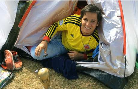Terra Eduardo con su carpa, camiseta y pasión sigue a Colombia por Brasil.
