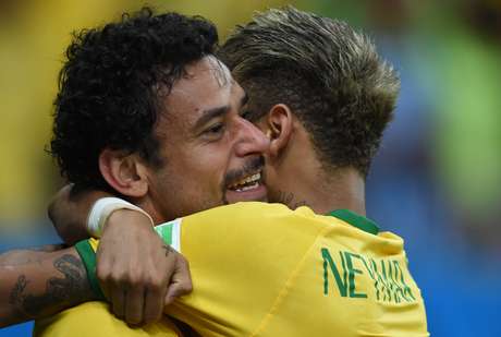 Neymar abraça Fred depois de o camisa 9 marcar de cabeça <p>Neymar abraça Fred depois de o camisa 9 marcar de cabeça</p>