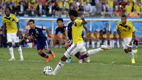 Cuadrado marca gol de pênalti contra o Japão e abre o placar para a Colômbia Cuadrado marca gol de pênalti contra o Japão e abre o placar para a Colômbia