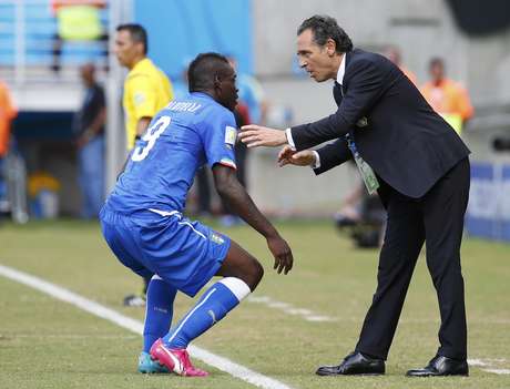 Balotelli conversa com técnico italiano, Cesare Prandelli Balotelli conversa com técnico italiano, Cesare Prandelli