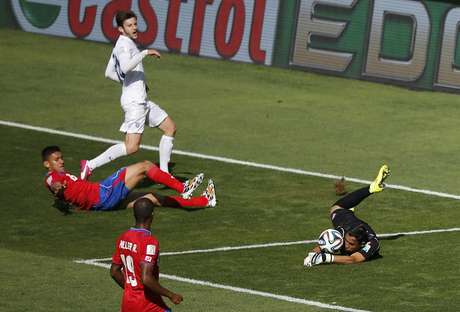 Goleiro da Costa Rica Keilor Navas evita gol da Inglaterra Goleiro da Costa Rica Keilor Navas evita gol da Inglaterra