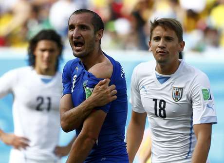 Chiellini mostra marca da mordida de Suárez Chiellini mostra marca da mordida de Suárez