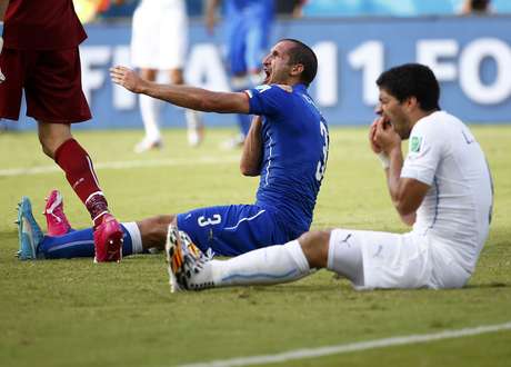 Após o lance, Suárez ficou sentado no gramado Após o lance, Suárez ficou sentado no gramado