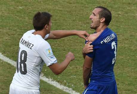 Chiellini foi mordido por Suárez em lance na grande área <p>Chiellini foi mordido por Suárez em lance na grande área</p>