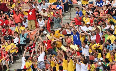 Torcedores de Honduras e Suíça fazem a festa na Arena Amazônia, em Manaus <p>Torcedores de Honduras e Suíça fazem a festa na Arena Amazônia, em Manaus</p>