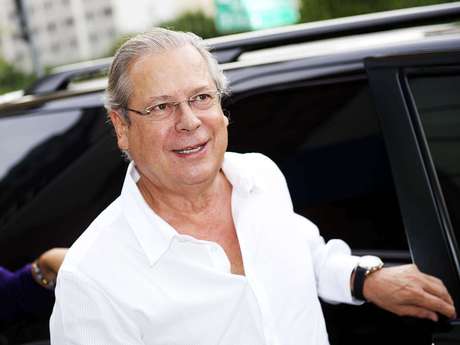 Dirceu poderá cumprir expediente em um escritório de advocacia em Brasília recebendo salário de R$ 2,1 mil Dirceu poderá cumprir expediente em um escritório de advocacia em Brasília recebendo salário de R$ 2,1 mil