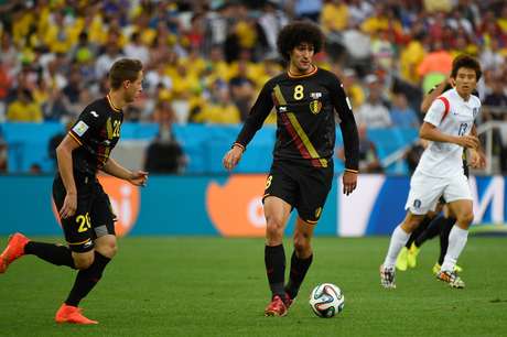 Marouane Fellaini controla bola durante o jogo Coreia do Sul x Bélgica Marouane Fellaini controla bola durante o jogo Coreia do Sul x Bélgica
