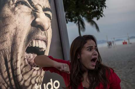 Uma placa publicitária com a foto do jogador uruguaio Luis Suárez, virou atração em Copacabana, na zona sul do Rio de Janeiro <p>Uma placa publicitária com a foto do jogador uruguaio Luis Suárez, virou atração em Copacabana, na zona sul do Rio de Janeiro</p>