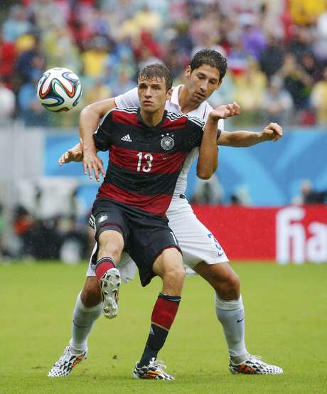 Em disputa pela bola, americano Omar Gonzalez segura Müller, da Alemanha Em disputa pela bola, americano Omar Gonzalez segura Müller, da Alemanha