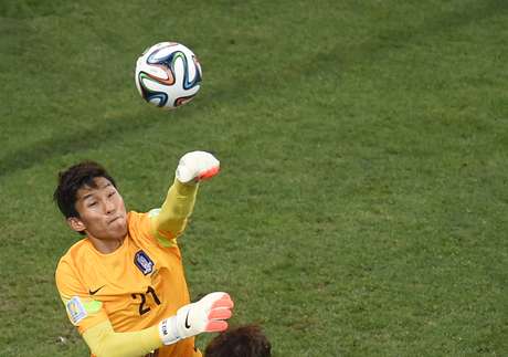 Goleiro da Coreia do Sul Kim Seung-Gyu faz defesa importante Goleiro da Coreia do Sul Kim Seung-Gyu faz defesa importante