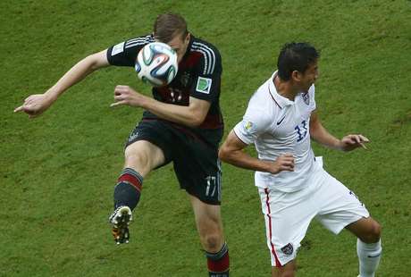 Mertesacker e Bedoya lutam pela bola durante jogo entre Alemanha e Estados Unidos Mertesacker e Bedoya lutam pela bola durante jogo entre Alemanha e Estados Unidos